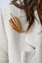 Broche vintage Marcel Boucher feuille allongée cloutée dorée tige cristal années 50 portée veste — Françoise Montague