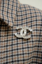 Broche portée CC vintage Chanel en cristaux baguette sertis sur monture argentée, pièce d'archive raffinée.