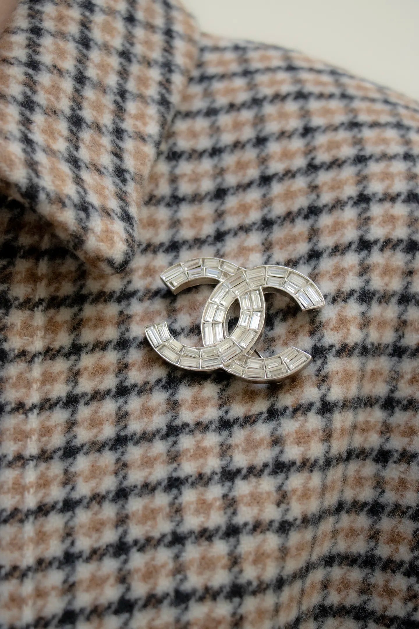 Broche portée CC vintage Chanel en cristaux baguette sertis sur monture argentée, pièce d'archive raffinée.