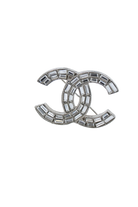 Broche CC vintage Chanel en cristaux baguette sertis sur monture argentée, pièce d'archive raffinée.