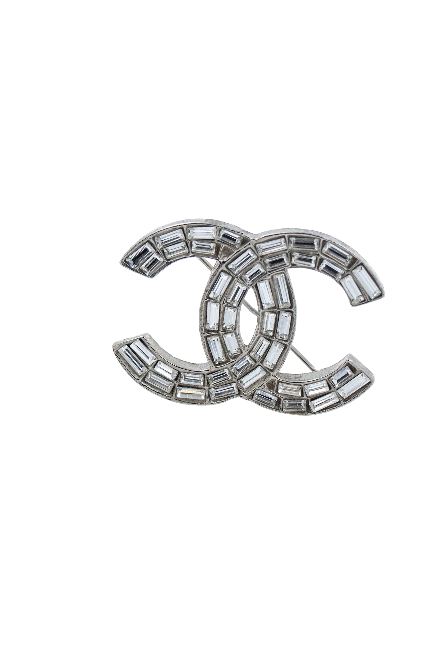 Broche CC vintage Chanel en cristaux baguette sertis sur monture argentée, pièce d'archive raffinée.