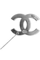 Broche vintage Chanel double C argentée, vue de dos avec fermoir à épingle et poinçon Made in France.