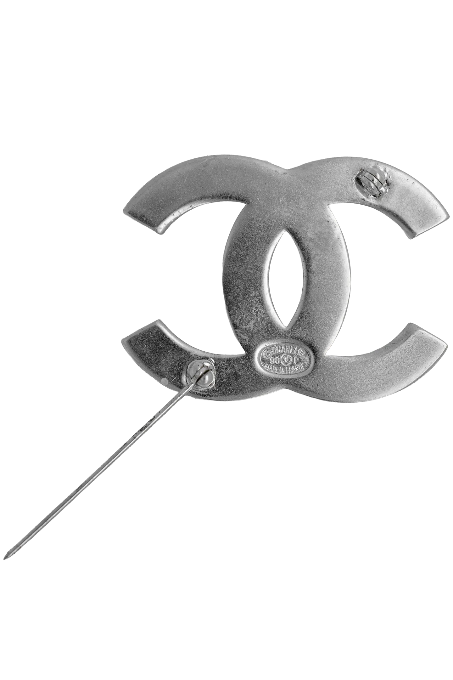 Broche vintage Chanel double C argentée, vue de dos avec fermoir à épingle et poinçon Made in France.