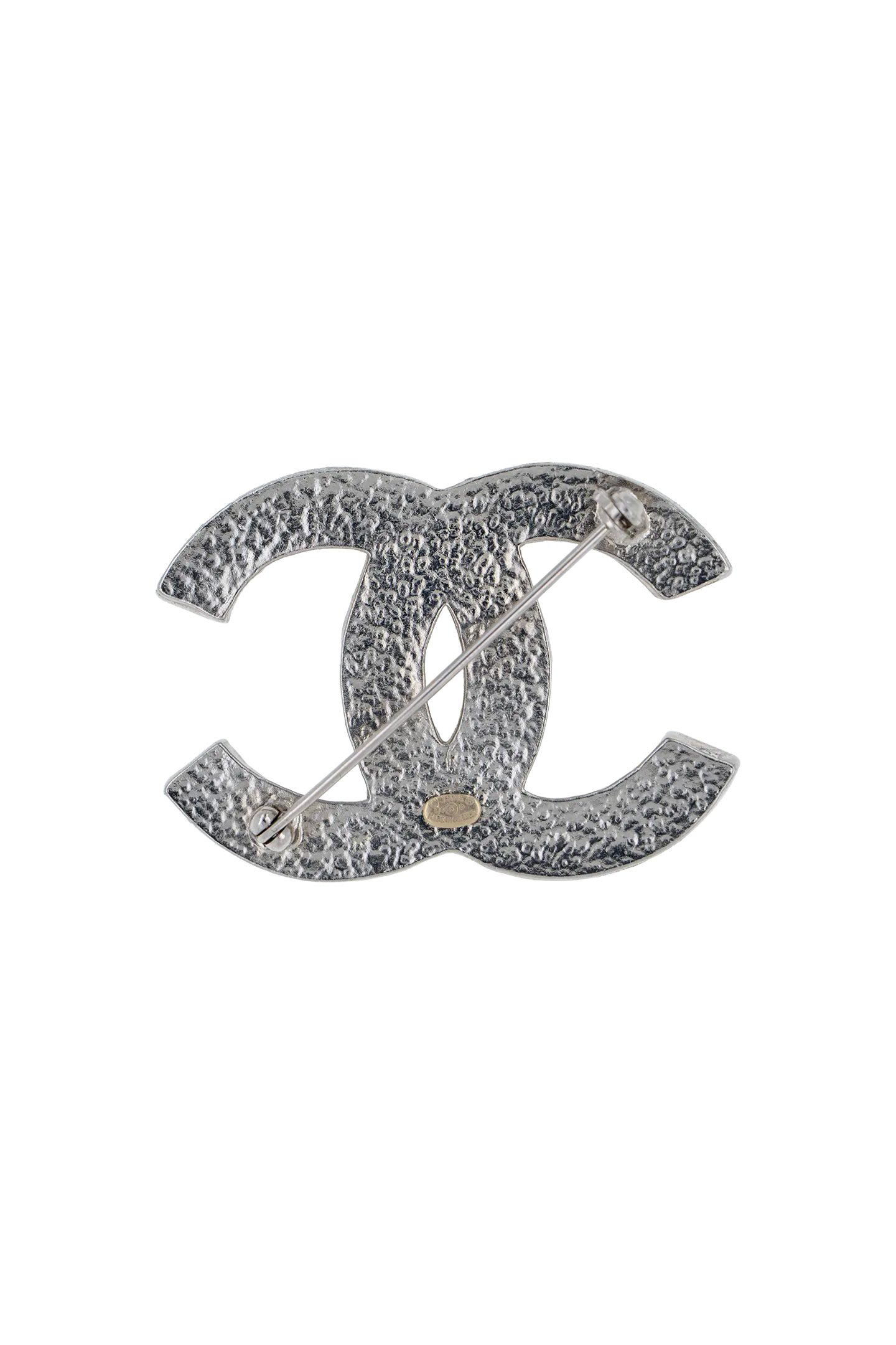 Revers argenté martelé de la broche CC, poinçon Chanel et système d'épingle sécurisé, artisanat vintage.