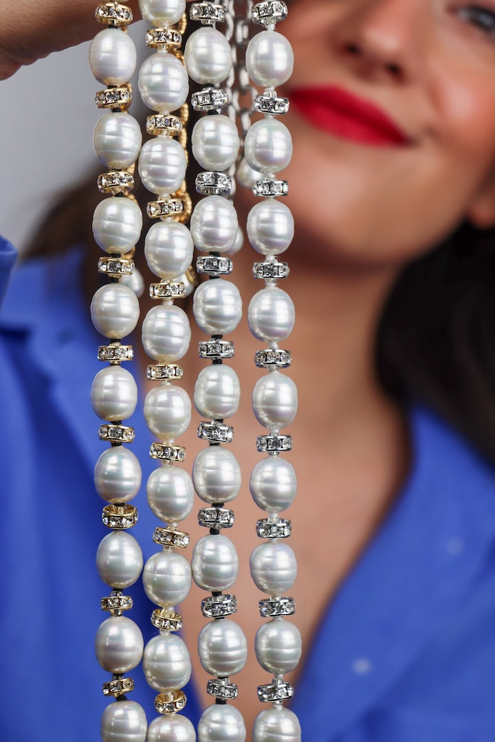 Collier de perles blanches nacrée et strass Swarovski détail doré et argenté bijou fait main 