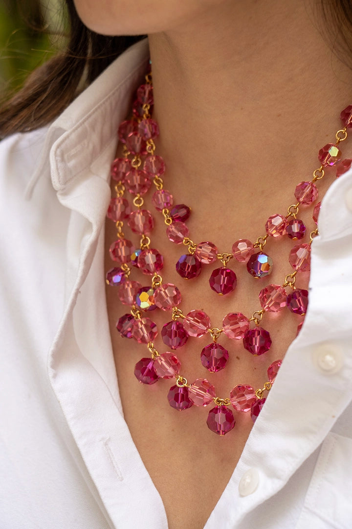 Collier Hylia rose en perles cristal irisées, bijou couture parisien porté avec élégance