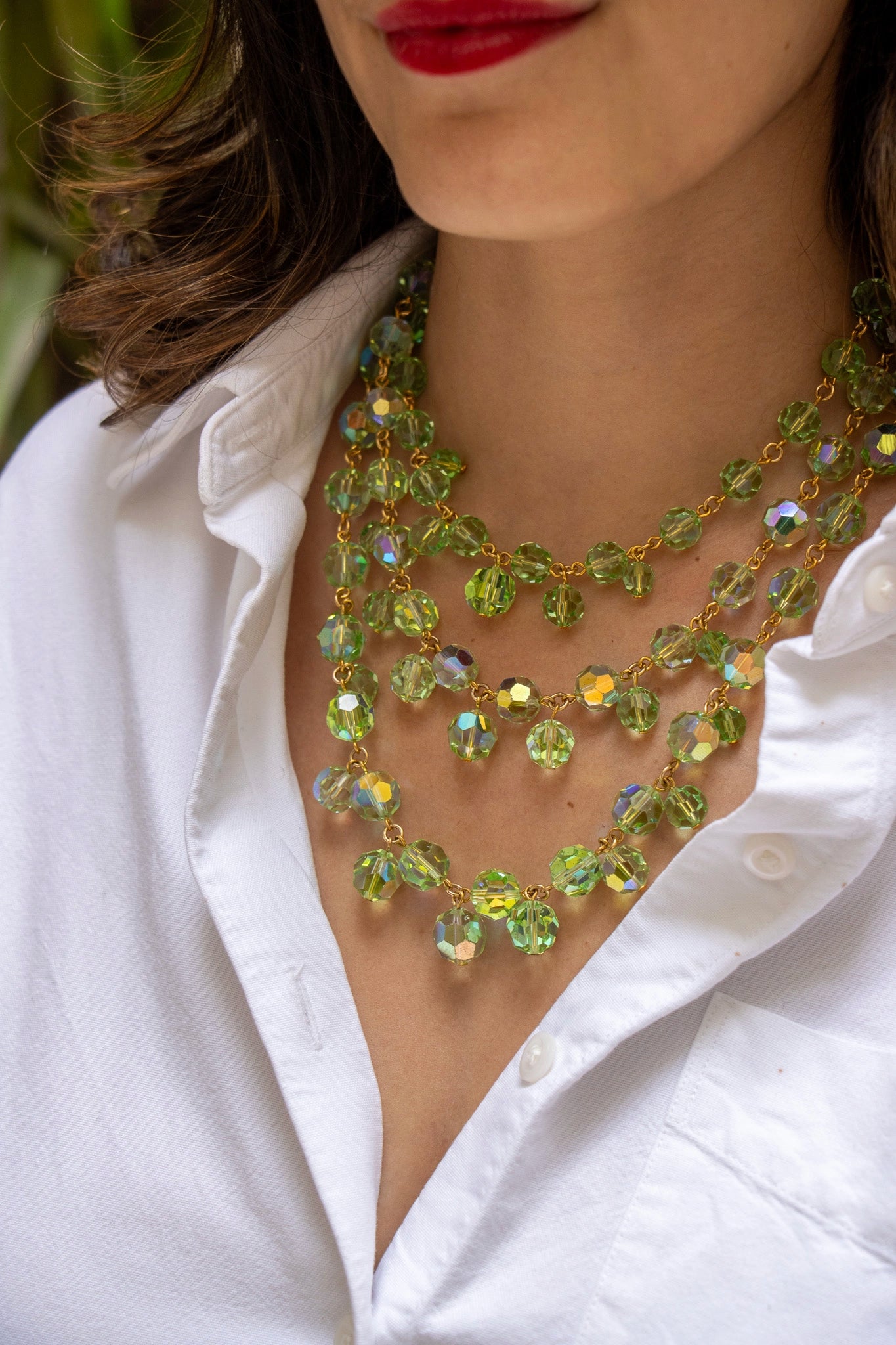 Collier Hylia vert émeraude perles cristal irisées couture, porté sur tenue sobre et élégante