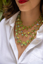 Collier Hylia vert émeraude perles cristal irisées couture, porté sur tenue sobre et élégante