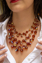 Collier Hylia topaze en perles cristal facettées effet aurore boréalis, porté sur chemise blanche