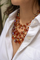 Collier 3 rangs perles ambrées irisées Françoise Montague, reflets dorés sur décolleté féminin