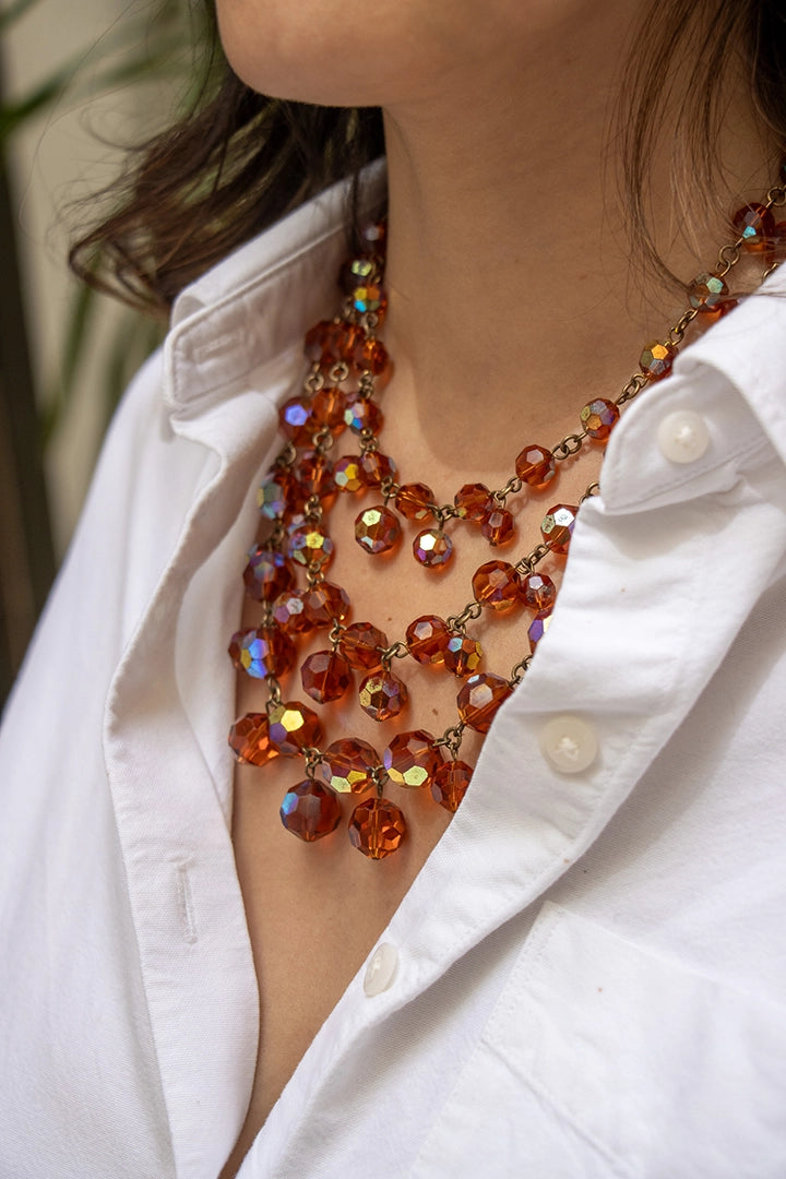 Collier 3 rangs perles ambrées irisées Françoise Montague, reflets dorés sur décolleté féminin