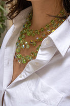 Gros plan perles vert irisé brillant, facettes multiples, design exclusif bijou fantaisie haut de gamme