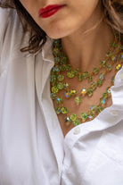 Bijou couture vert aux perles aurore boréalis, éclat végétal sophistiqué, atelier rue Saint-Honoré