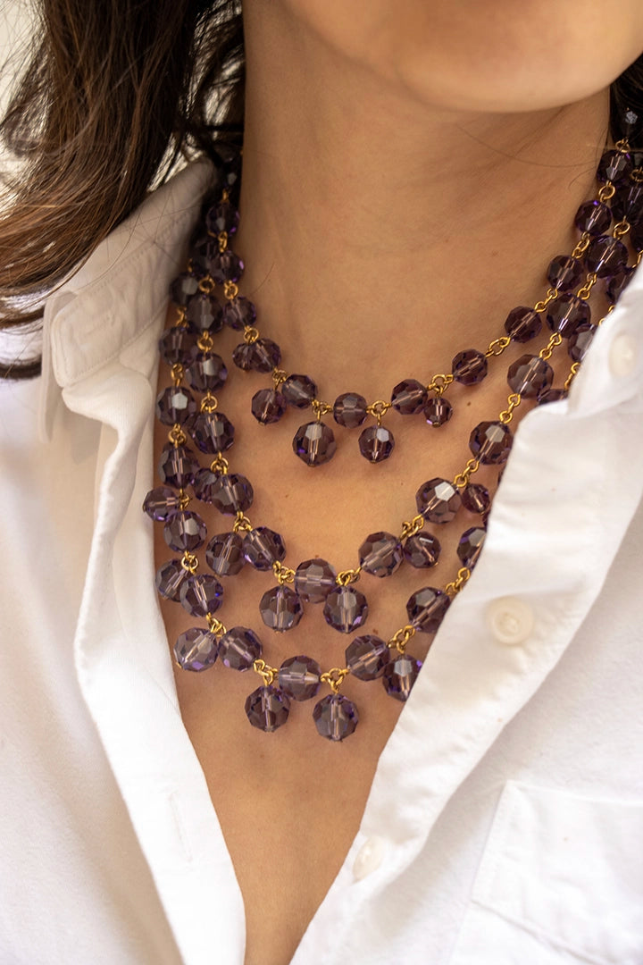 Collier Hylia violet perles cristal facettées irisées, bijou couture artisanal porté au cou