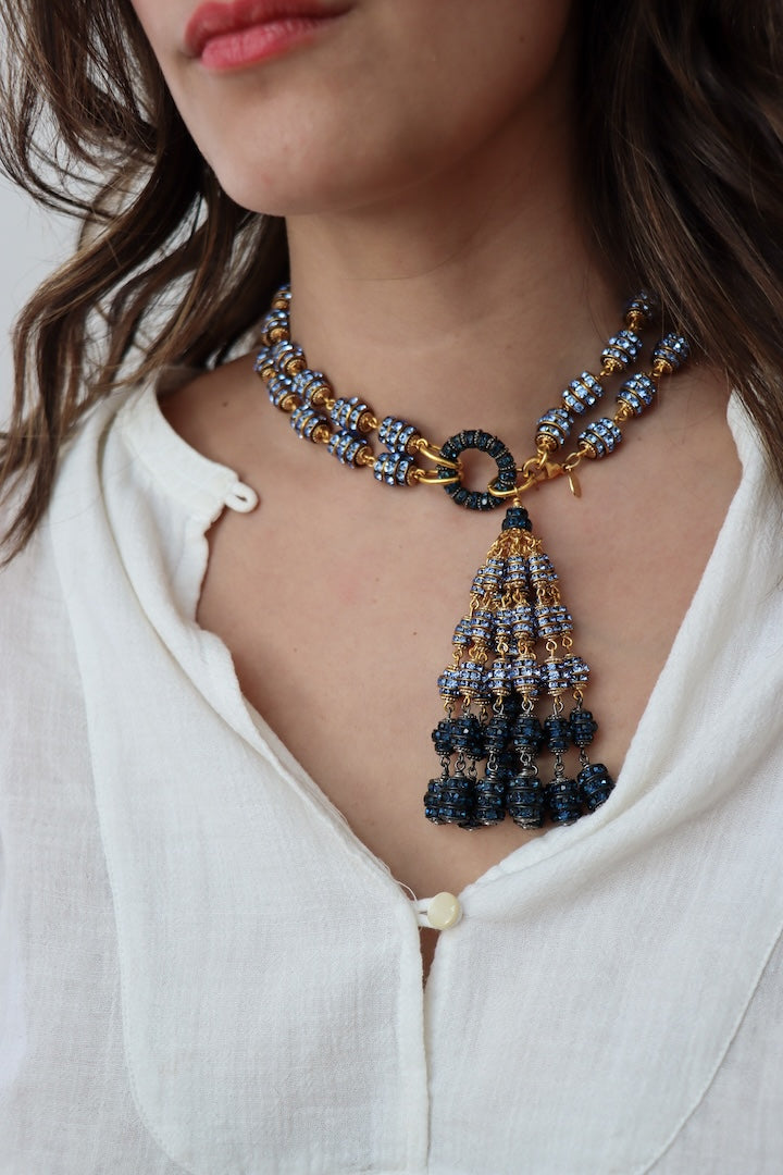 Collier long en rondelle de strass bleu saphir jean calcédoine et détail doré - Bijou Fantaisie couture 