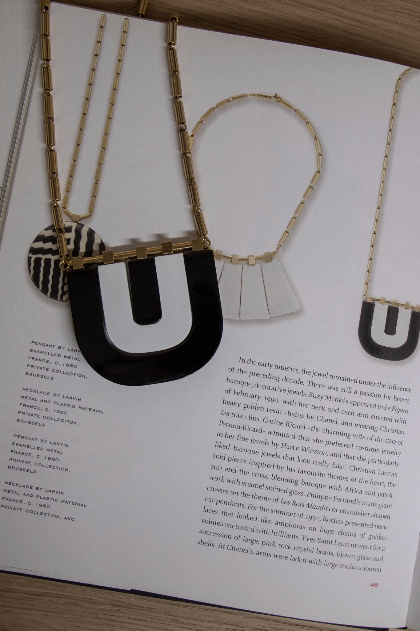 Collier dorée et pendentif en résine noir et blanche vintage de chez Lanvin