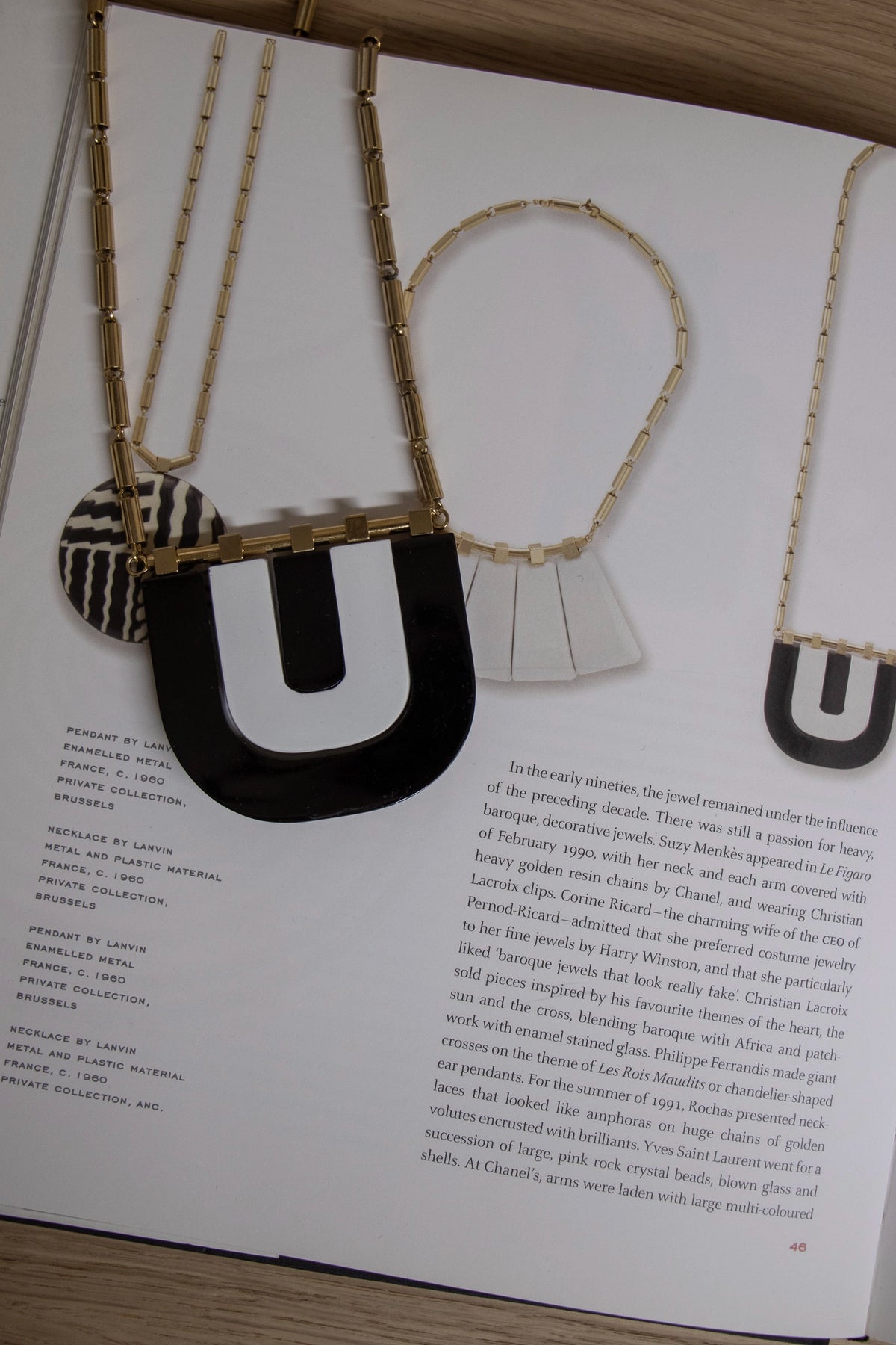 Détail collier Lanvin Paris au dos, pendentif noir et blanc géométrique, chaîne dorée d'origine, livre de mode 