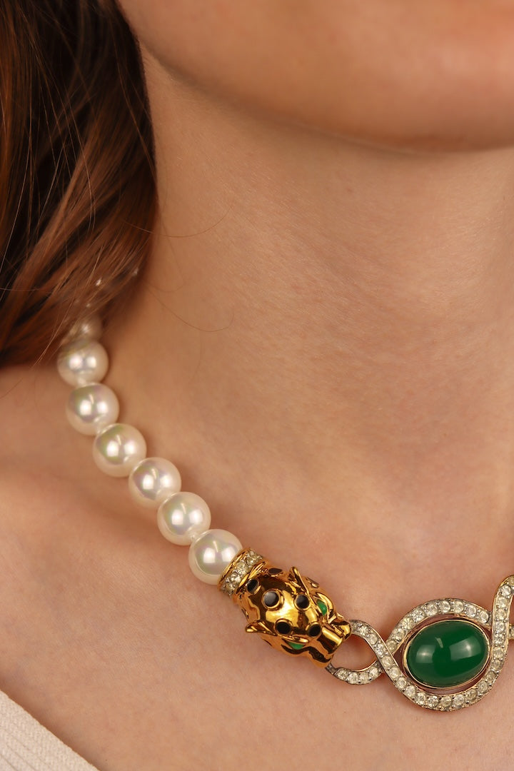 Collier de perles blanches et détails de panthères dorées - Bijou fait main - Piece unique 