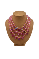 Collier 3 rangs perles rose poudré Françoise Montague, reflets nacrés sur peau, look romantique