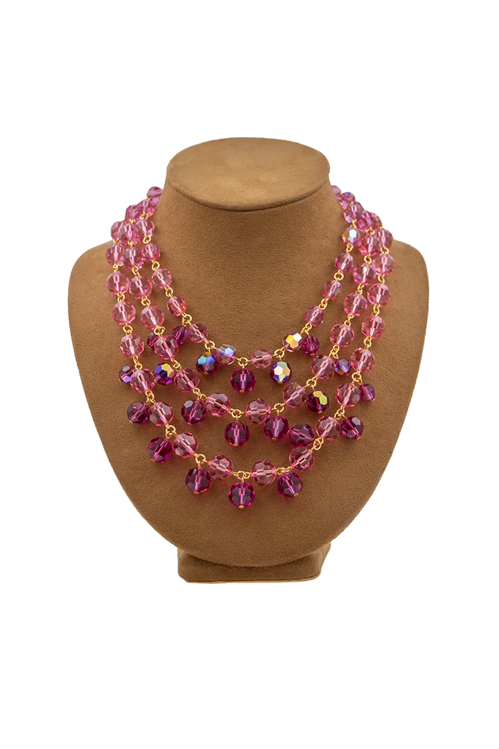 Collier 3 rangs perles rose poudré Françoise Montague, reflets nacrés sur peau, look romantique