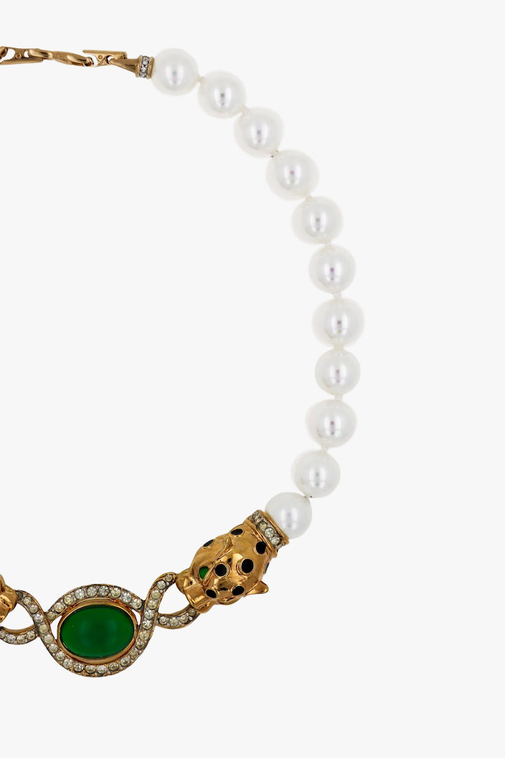 Collier de perles blanches nacrée et détail de panthère doré au centre - Bijou fait main - piece unique 