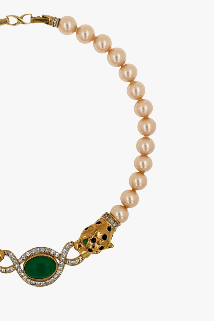 Collier en perles champagne nacrée et détail de panthère doré et d'une perles vertes au centre - Bijou fantaisie de luxe 