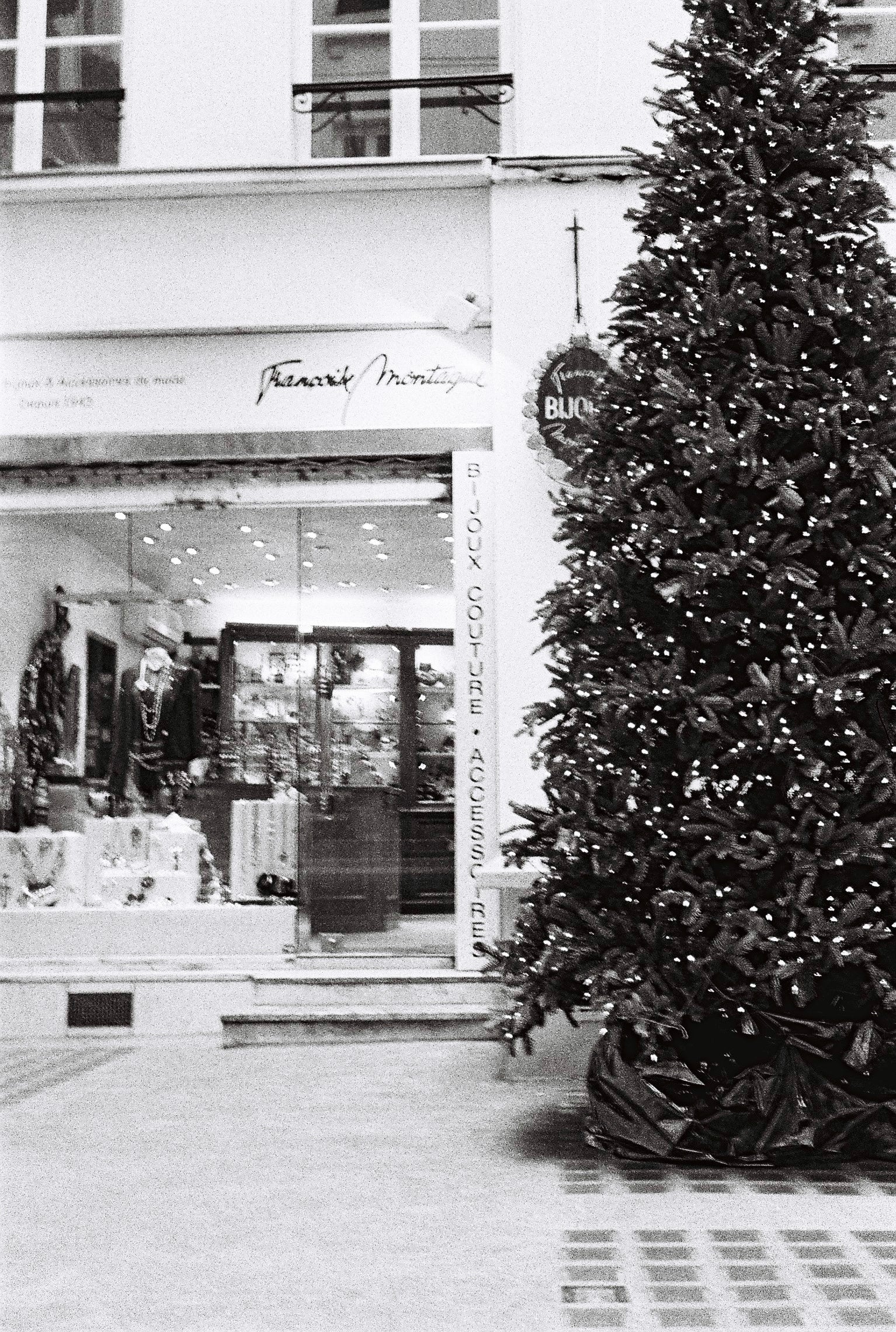 Image prise à l'argentique de la boutique Françoise Montague situé rue saint honoré à Paris - Bijou fantaisie