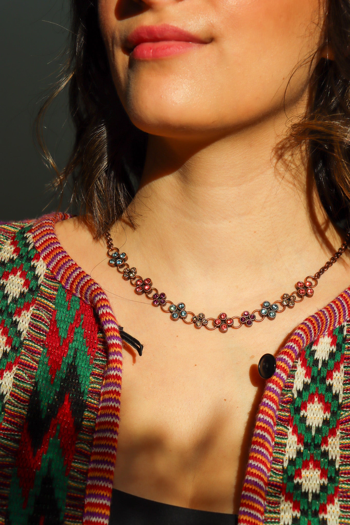 Collier ras de cou fantaisie strass multicouleur bleu violet rosse vert chaine en cuivré