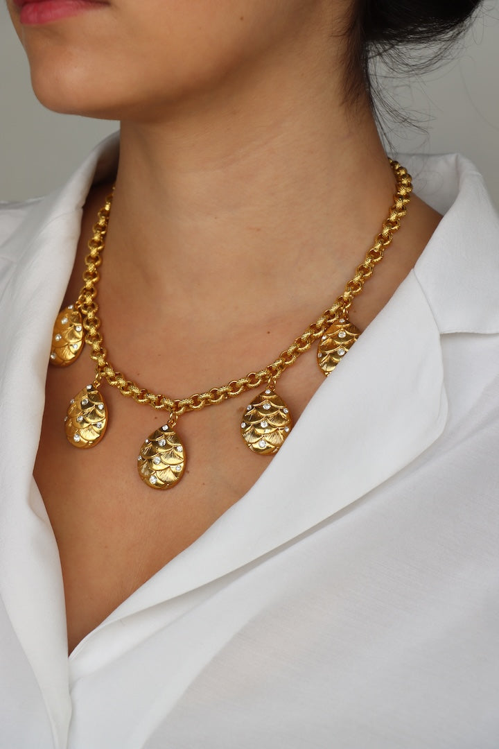 collier à breloques or doré vintage ornée de strass - bijou fait à la main - Bijou fantaisie 