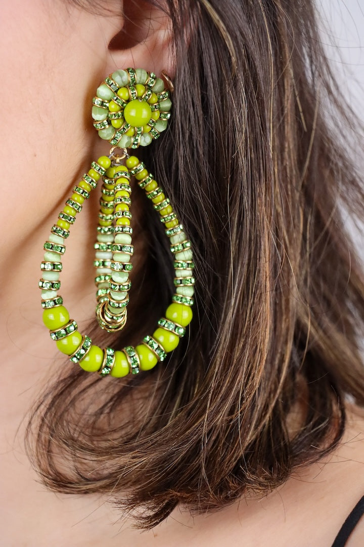 Paire de boucles d'oreilles femme XXL perles vert anis et rondelles de strass fermoir clip doré