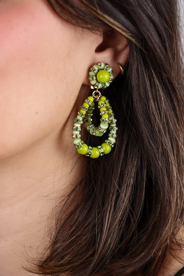 Boucles d'oreilles fantaisie vert anis en perles verte et strass vert émeraude détail doré 
