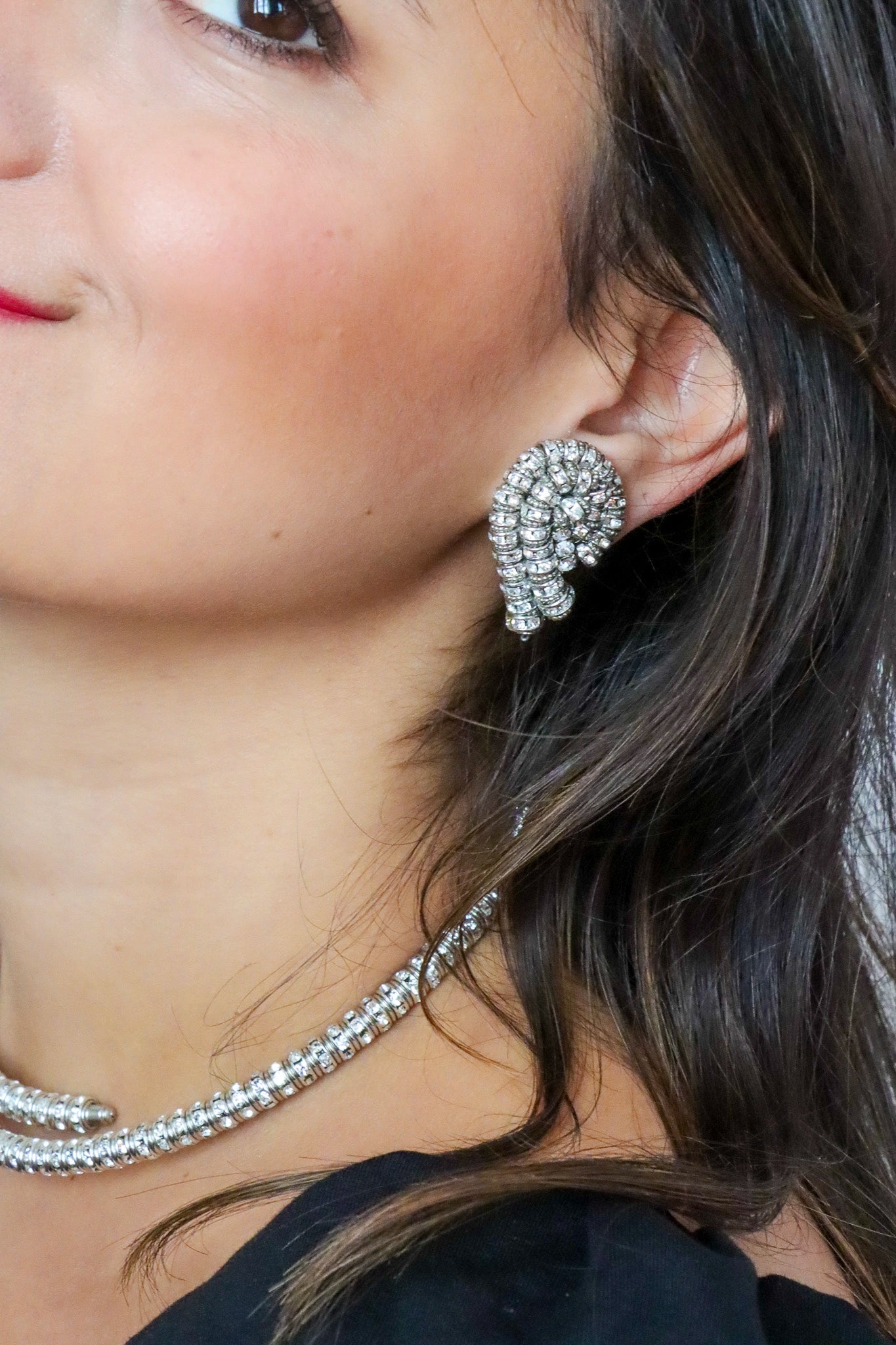 Détail finition boucles d'oreilles Mayfair argentées — strass sur métal rhodié