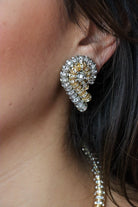 Boucles d'oreilles clip Mayfair bicolores or et argent portées, bijou fait main à Paris depuis 1945