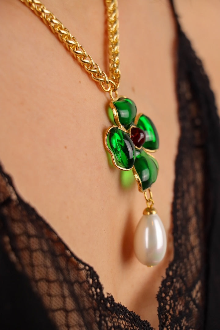 Collier pendentif en pâte de verre motif trèfle à quatre feuille vert émeraude chaîne dorée et perle