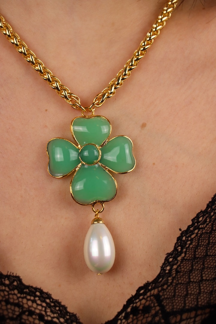 Collier porte bonheur pendentif en pâte de verre motif trèfle à quatre feuille vert chaîne dorée