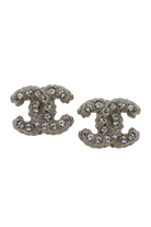 Éclat des strass sertis sur le logo double C argenté, design exclusif et raffinement scintillant.