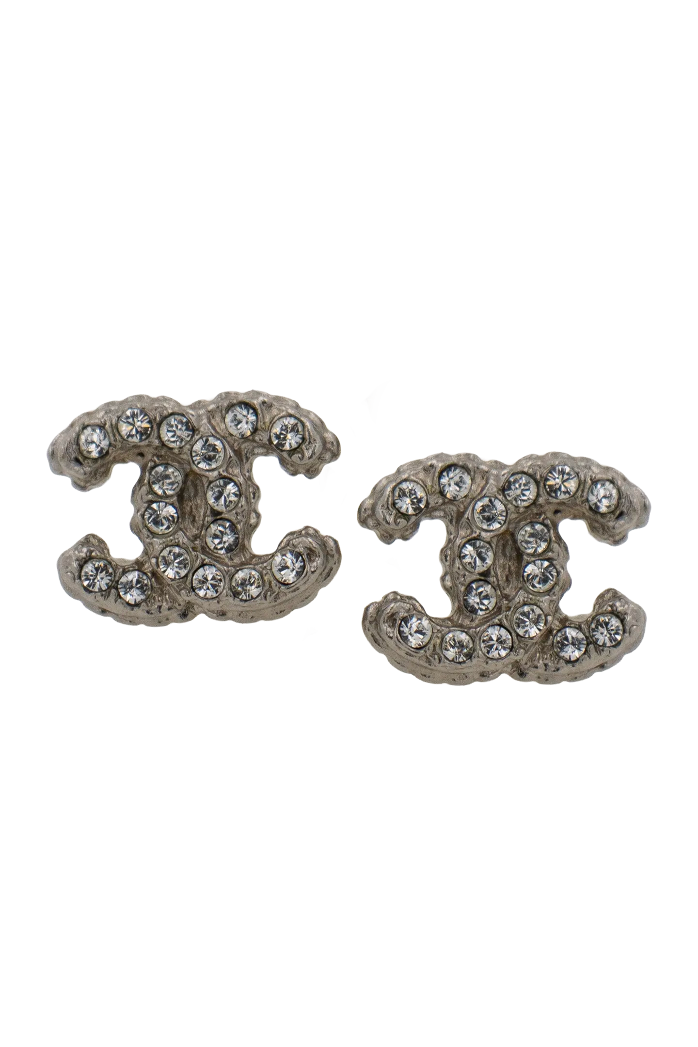 Éclat des strass sertis sur le logo double C argenté, design exclusif et raffinement scintillant.