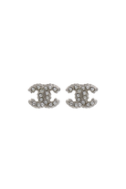 Paire de boucles d'oreilles CC Chanel vintage, strass étincelants sur monture argentée texturée.