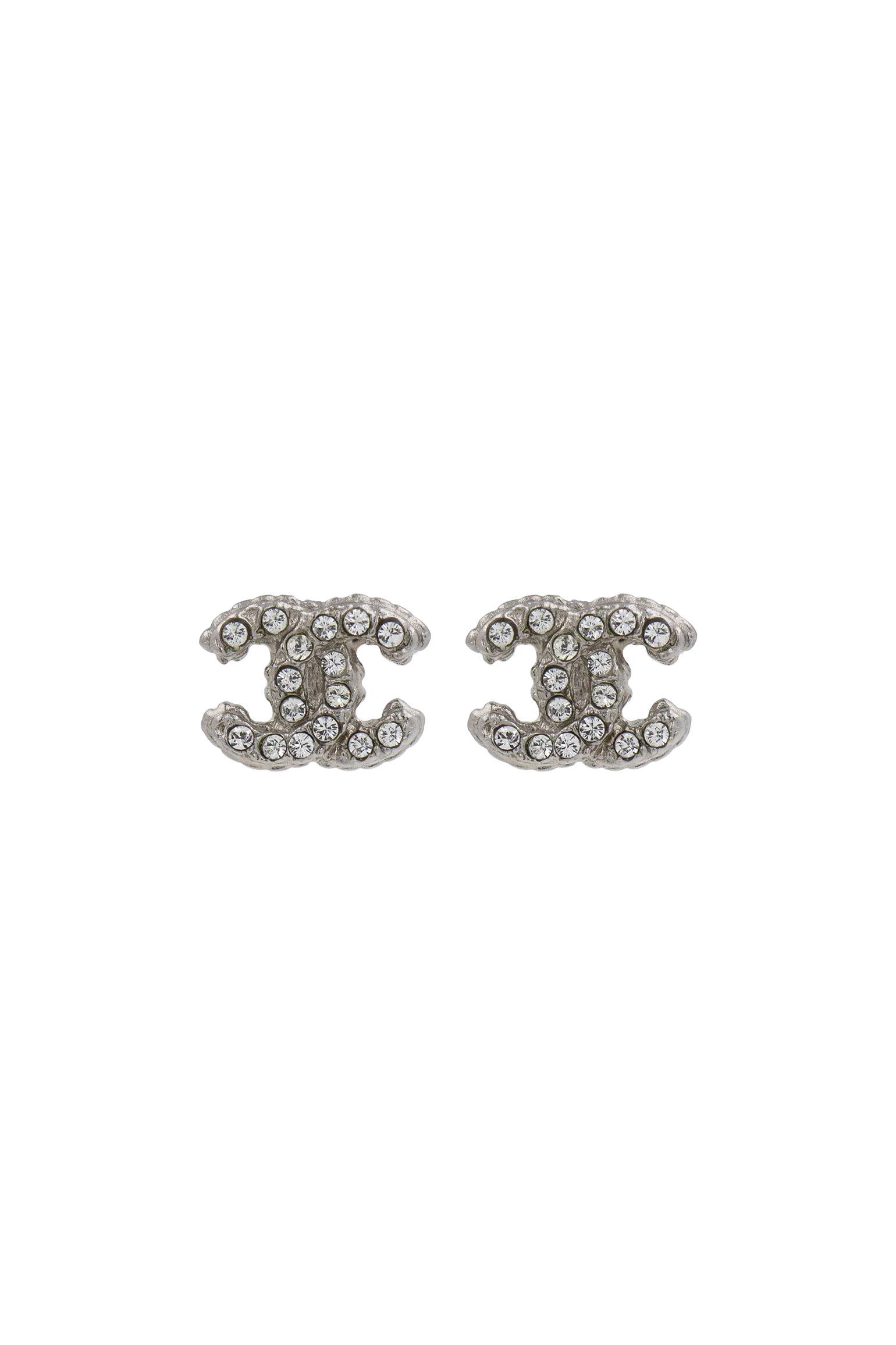 Paire de boucles d'oreilles CC Chanel vintage, strass étincelants sur monture argentée texturée.
