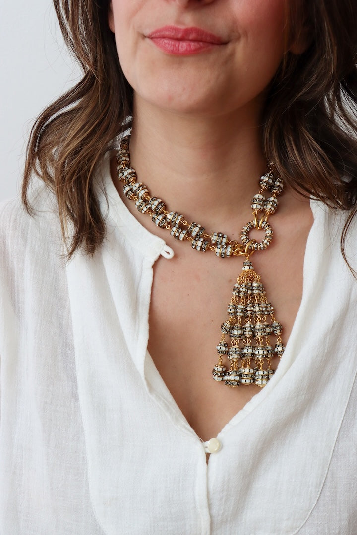 Collier en rondelle de strass opaline et nude et métal doré - bijou fait main 