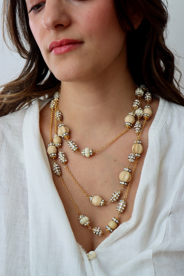 Sautoir en perles ivoires et rondelles de strass