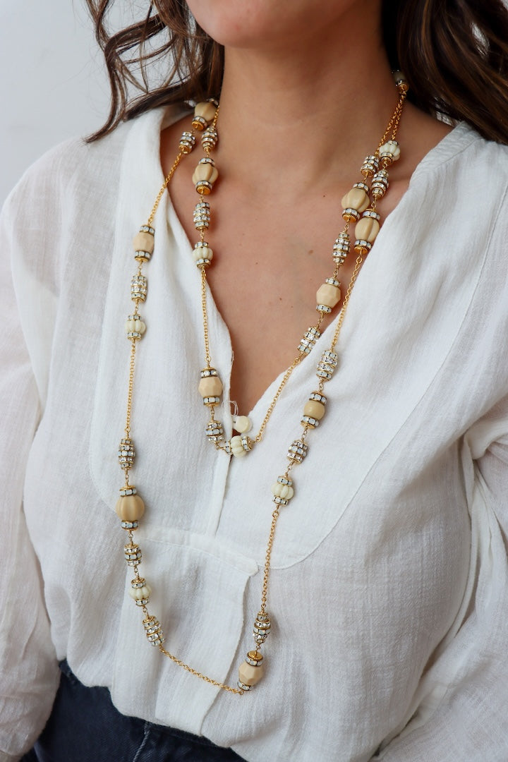 Long collier en perles fantaisie beige ivoire et en rondelle de strass doré et cristal  bijou fait main 