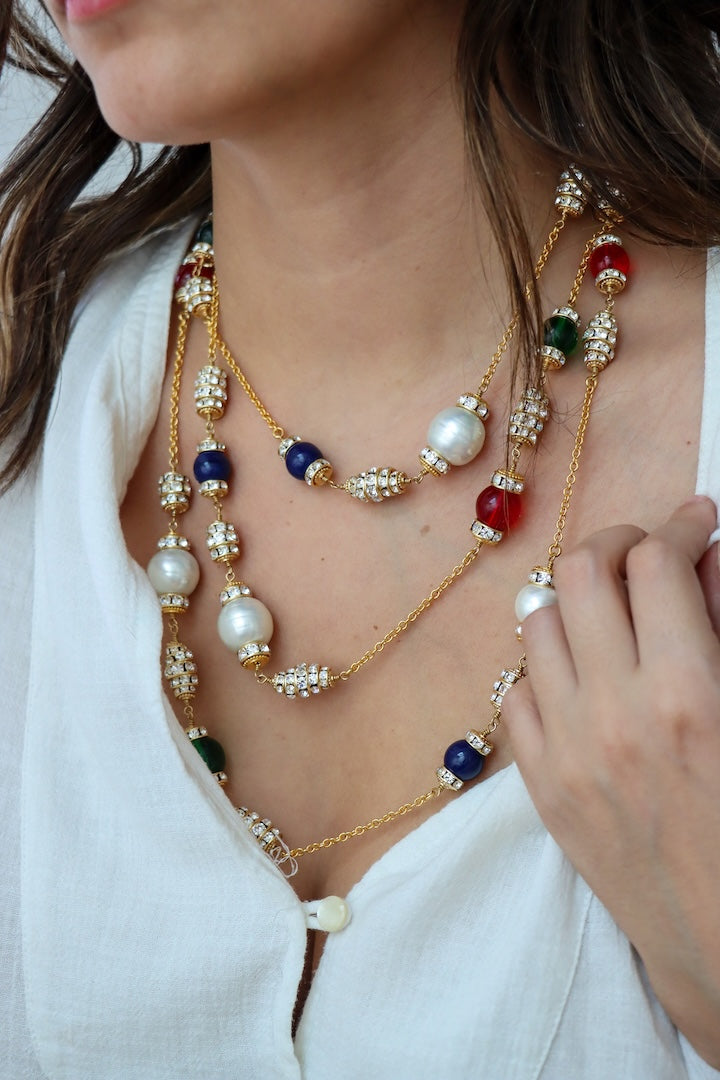 Sautoir collier long en perles saphir, emeraude et rubis et en rondelle de strass 