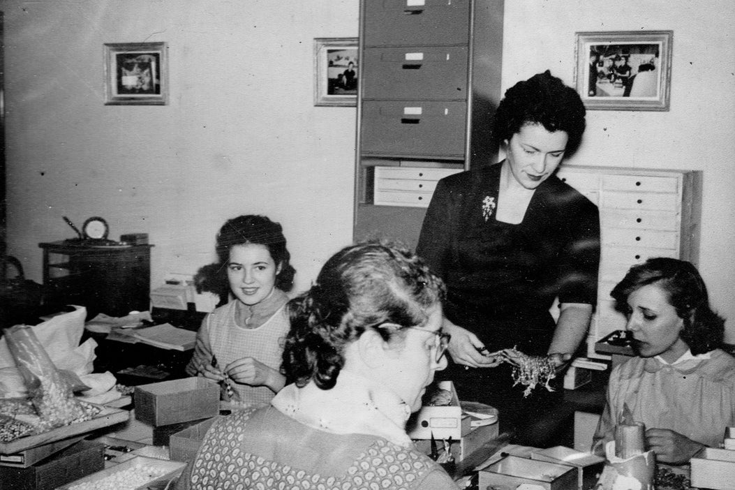 Les ouvrières de l'atelier Françoise Montague au travail, Paris, années 1950