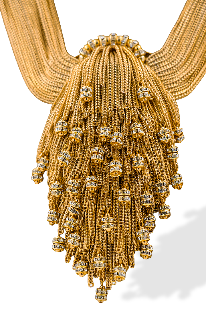 Détail de collier couture simba en chaîne dorée et strass 