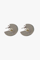 Boucles d'oreilles argentée ornée d'une petite perles nacrée vintage femme 
