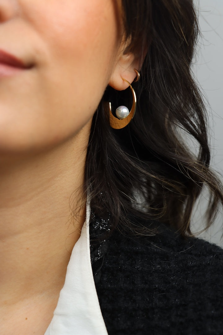 Paires de boucles d'oreilles créoles portés dorée or avec une perle