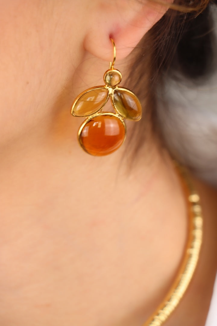 Paire de Boucles d'oreilles en forme d'abeille en pâte de verre travaillées à la main de couleur jaune orange topaze miel Boucles d'oreilles dorées perles bleu turquoise et rouge corail bijou fait main 