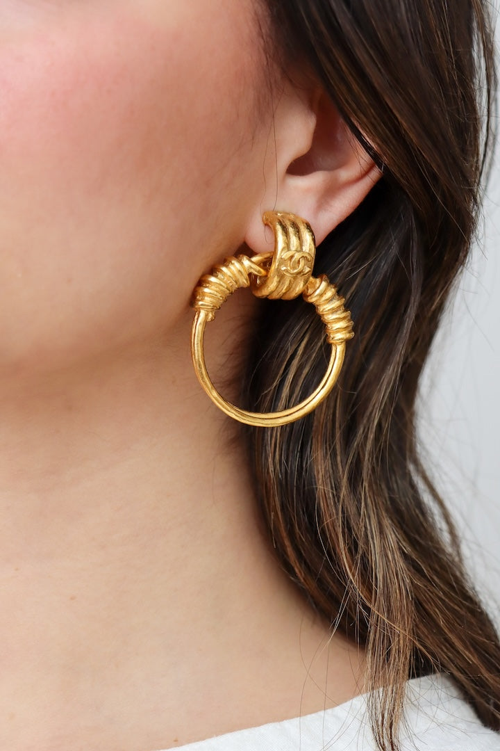 Paire de boucles d'oreilles CHANEL vintage doré créole - BIjou de luxe 