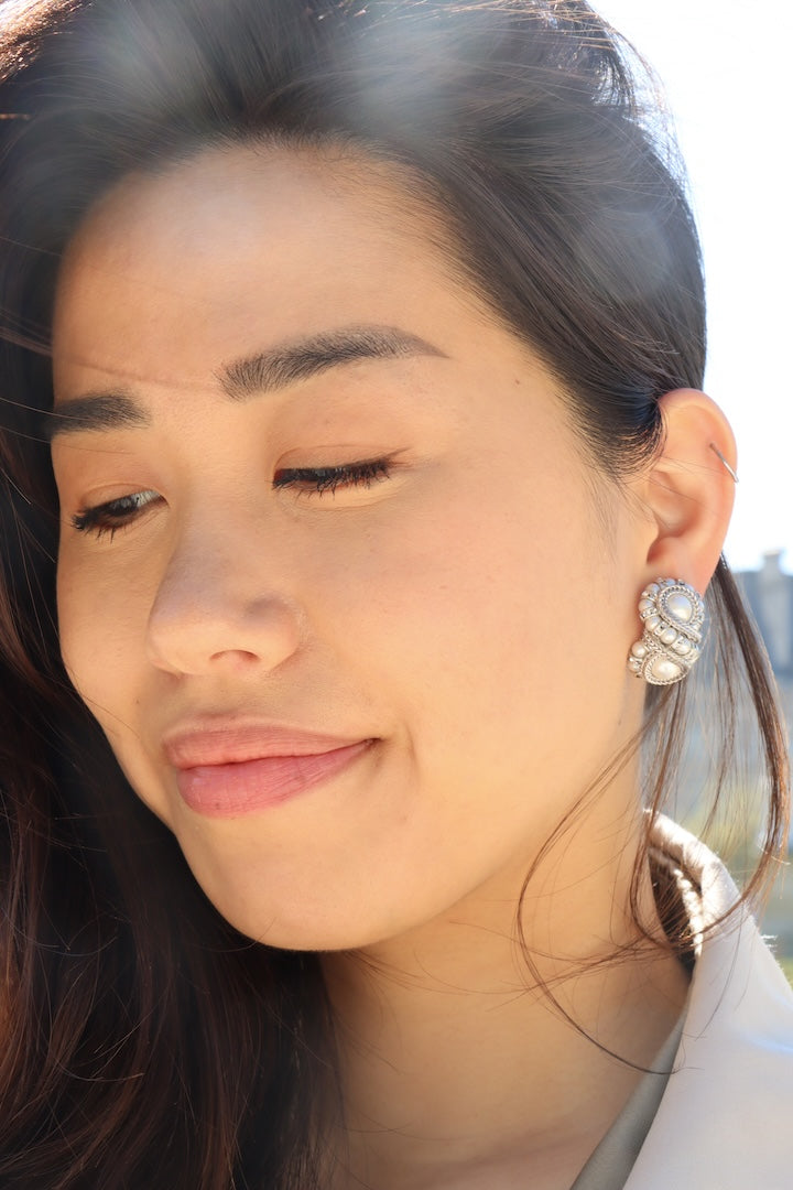 Boucles d'oreilles infini clip en perles blanches nacrées détail argentée strass Swarovski 